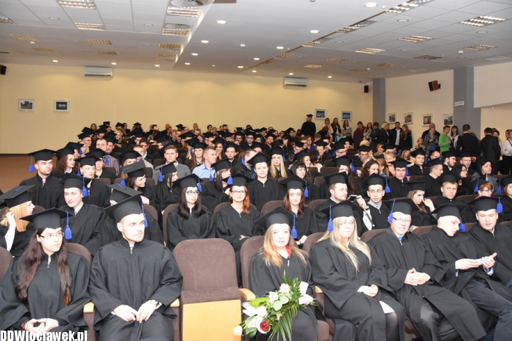 Wręczenie dyplomów studentom