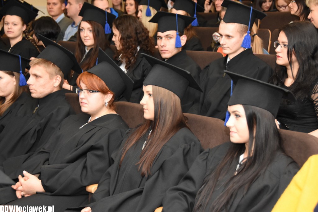 Wręczenie dyplomów studentom