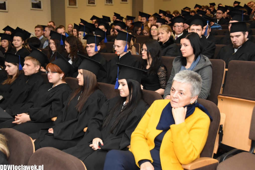 Wręczenie dyplomów studentom