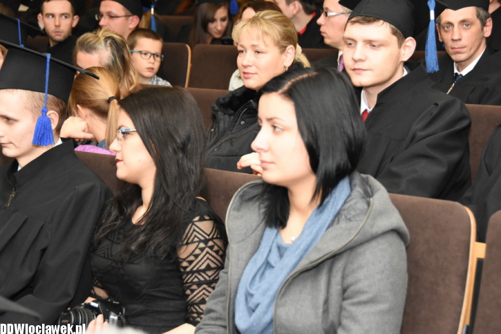 Wręczenie dyplomów studentom