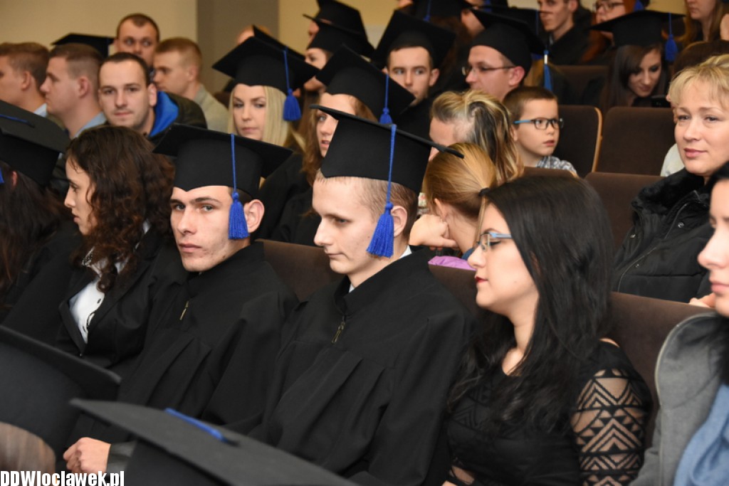 Wręczenie dyplomów studentom