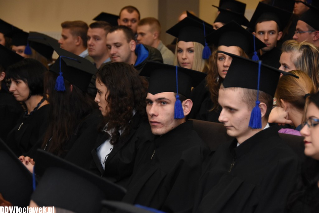 Wręczenie dyplomów studentom