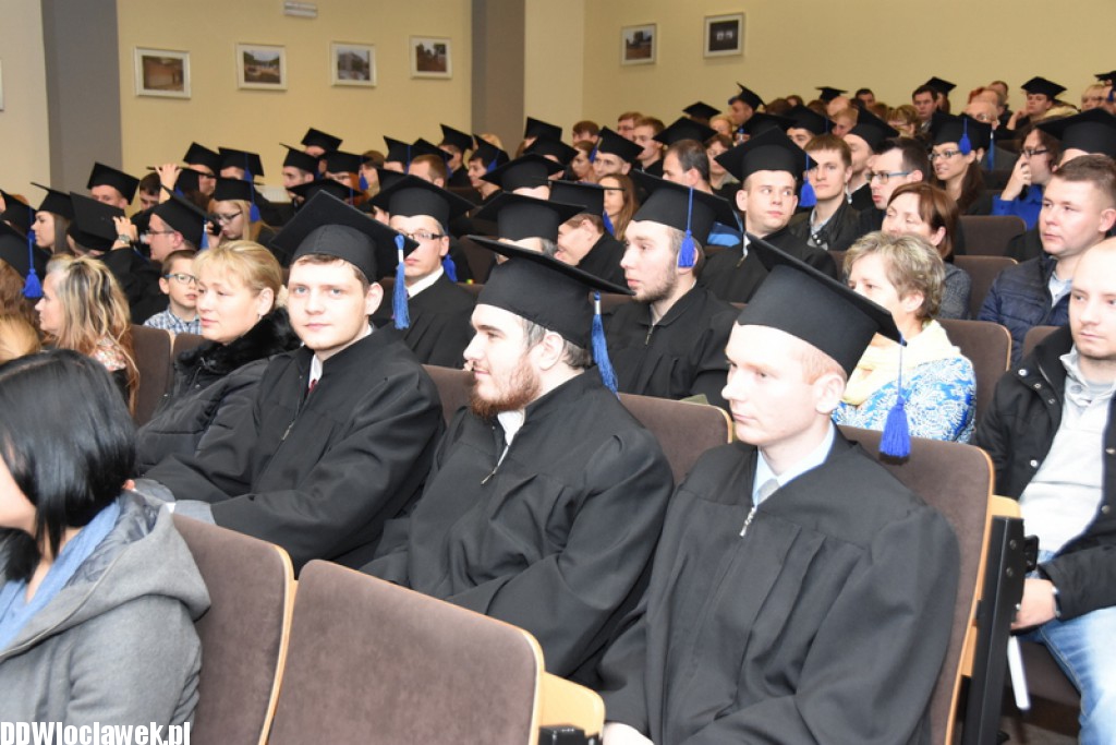 Wręczenie dyplomów studentom