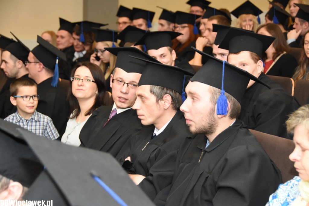 Wręczenie dyplomów studentom