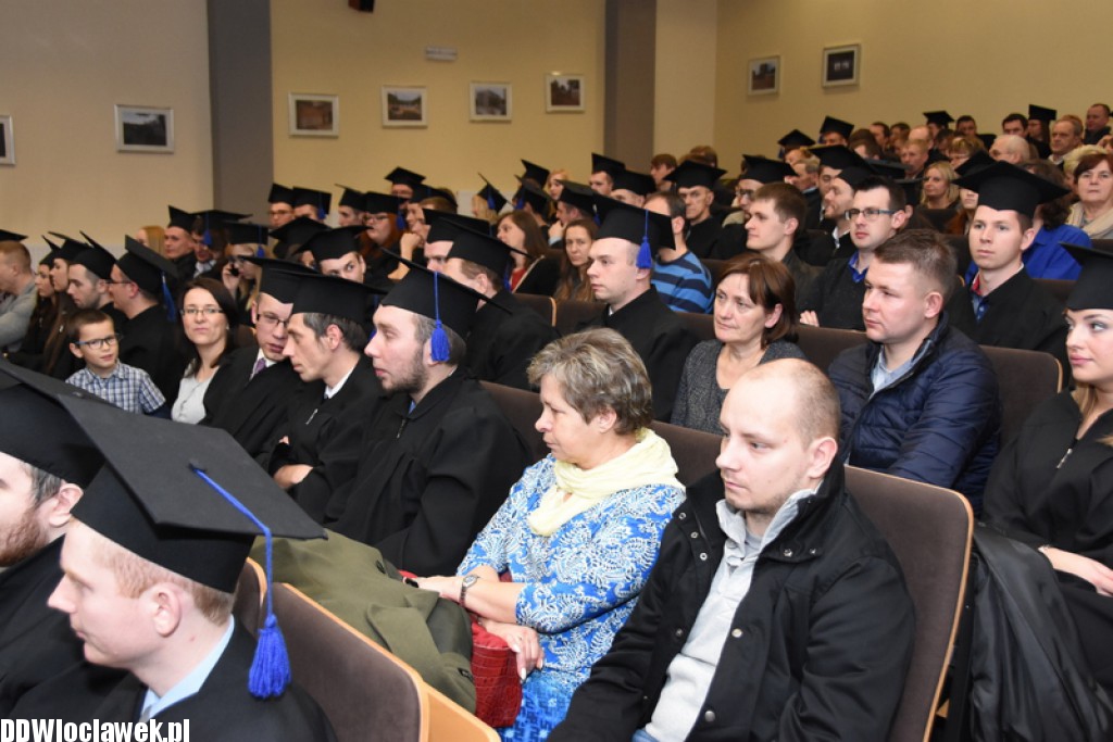 Wręczenie dyplomów studentom