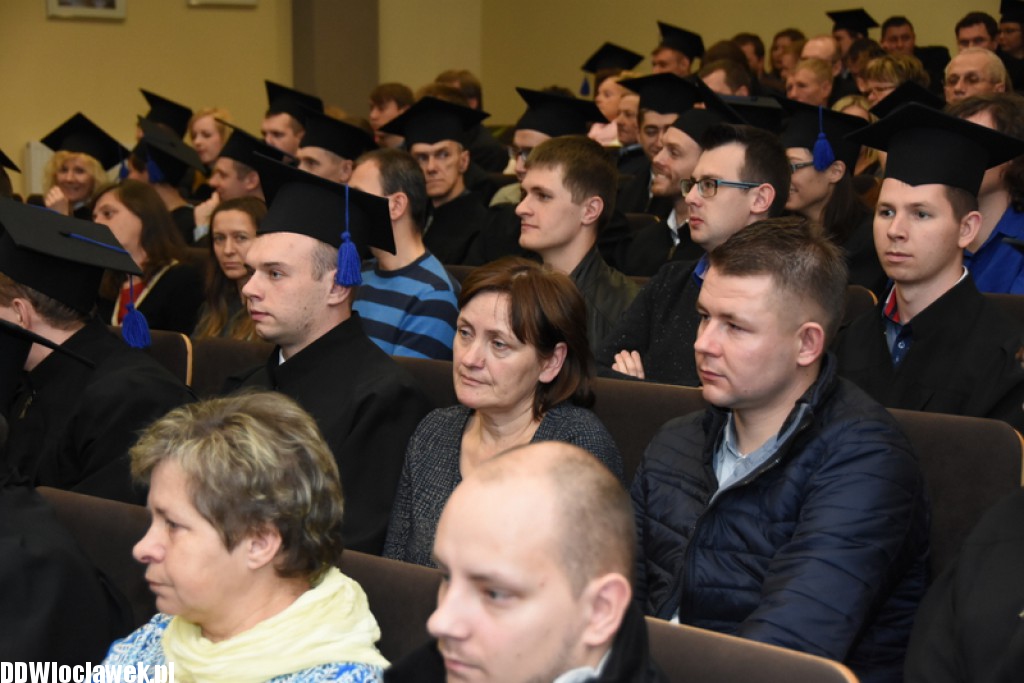 Wręczenie dyplomów studentom
