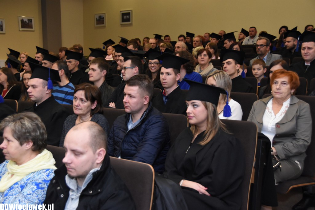 Wręczenie dyplomów studentom