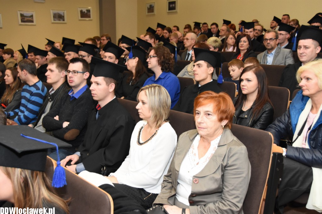 Wręczenie dyplomów studentom