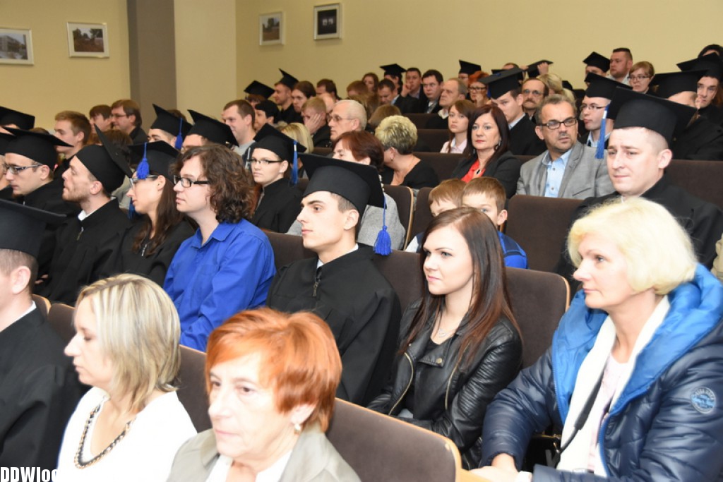 Wręczenie dyplomów studentom
