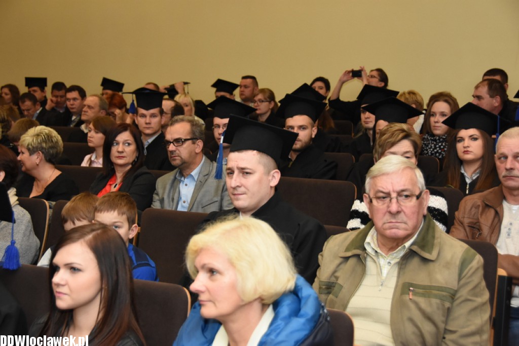 Wręczenie dyplomów studentom
