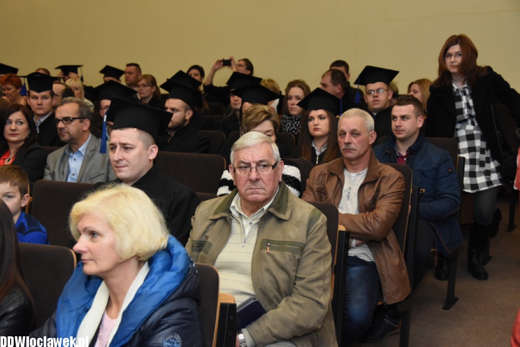 Wręczenie dyplomów studentom