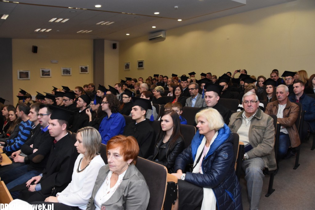 Wręczenie dyplomów studentom