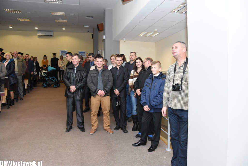 Wręczenie dyplomów studentom