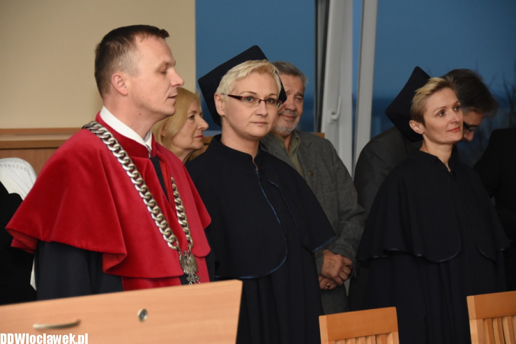 Wręczenie dyplomów studentom