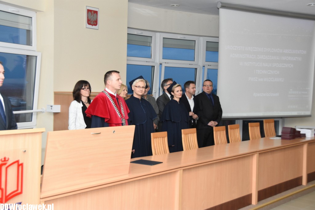Wręczenie dyplomów studentom