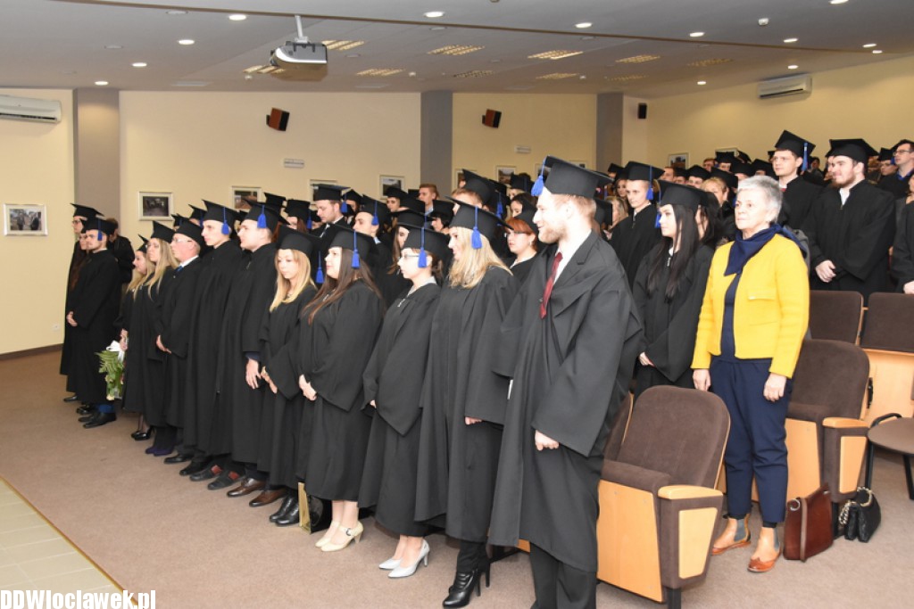 Wręczenie dyplomów studentom