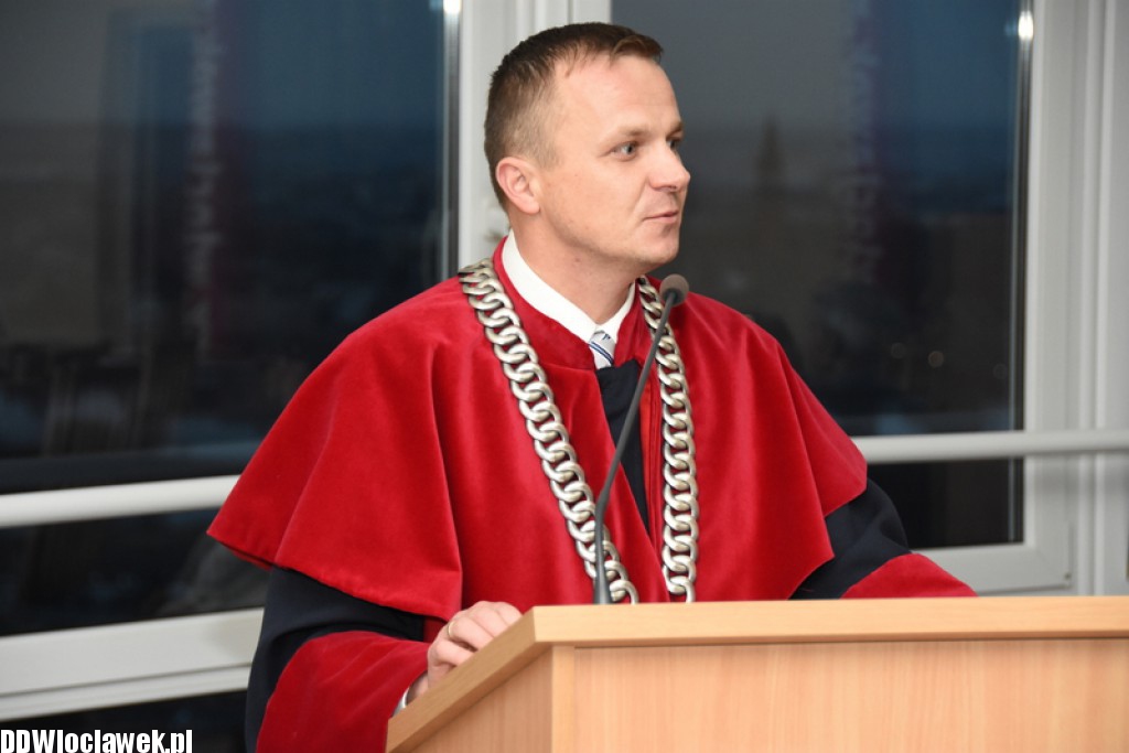Wręczenie dyplomów studentom
