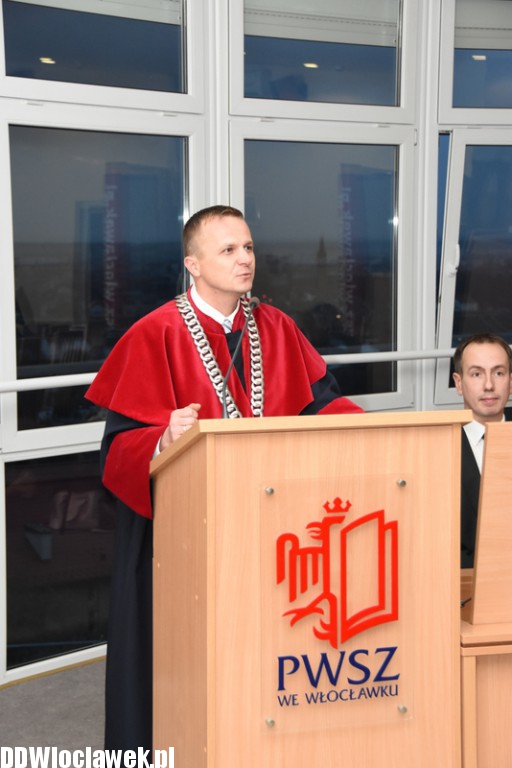 Wręczenie dyplomów studentom