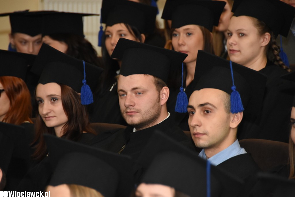 Wręczenie dyplomów studentom