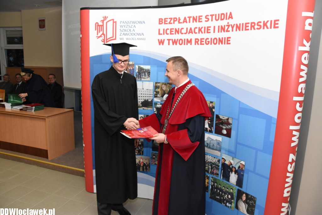 Wręczenie dyplomów studentom