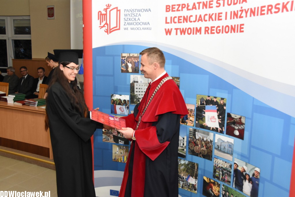 Wręczenie dyplomów studentom