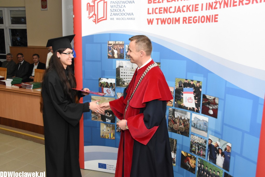 Wręczenie dyplomów studentom