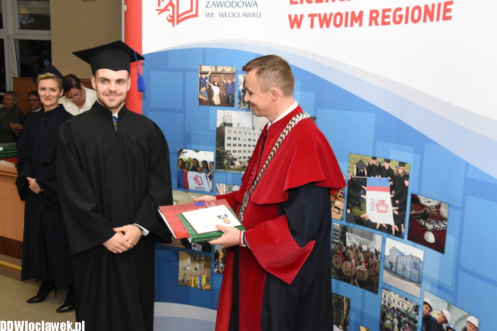 Wręczenie dyplomów studentom