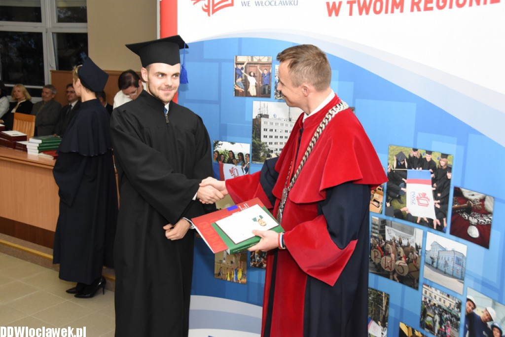 Wręczenie dyplomów studentom