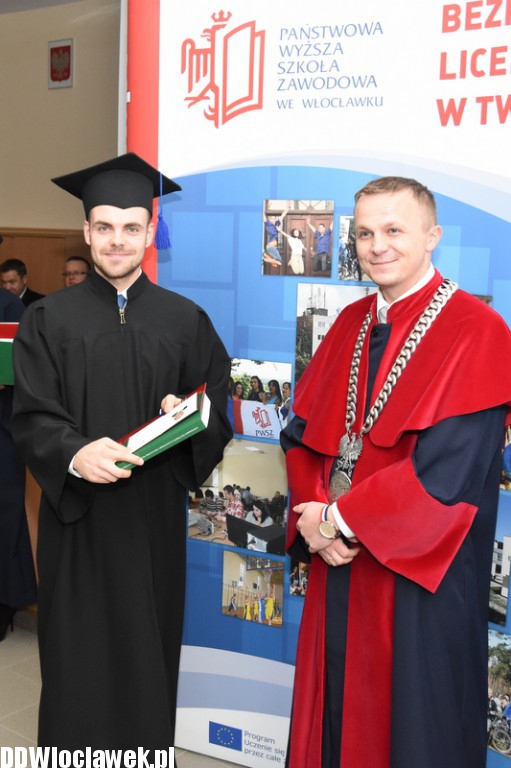 Wręczenie dyplomów studentom