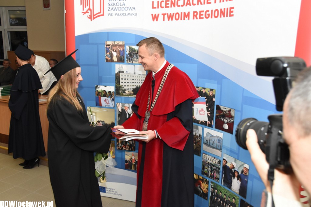 Wręczenie dyplomów studentom