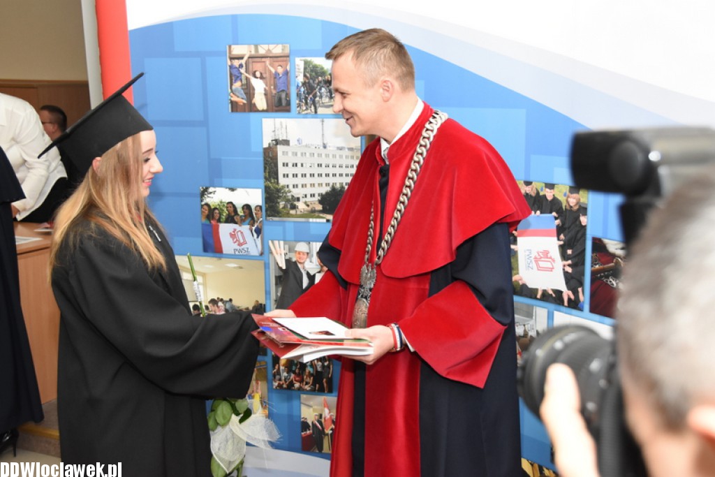 Wręczenie dyplomów studentom