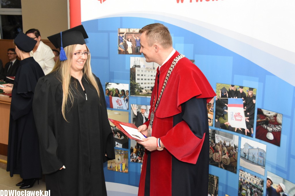 Wręczenie dyplomów studentom