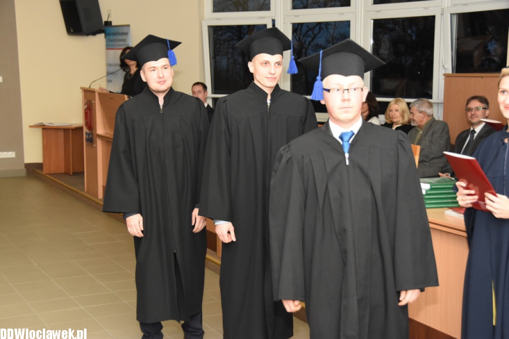 Wręczenie dyplomów studentom