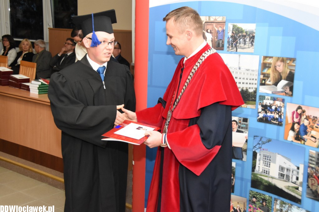 Wręczenie dyplomów studentom