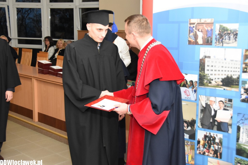 Wręczenie dyplomów studentom