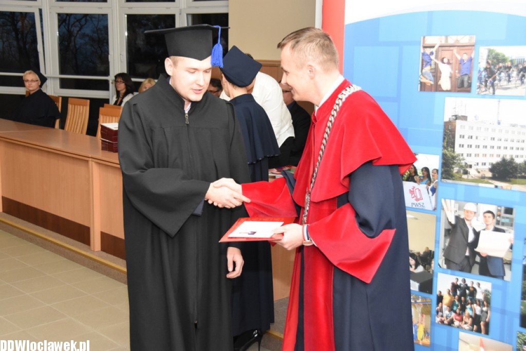 Wręczenie dyplomów studentom