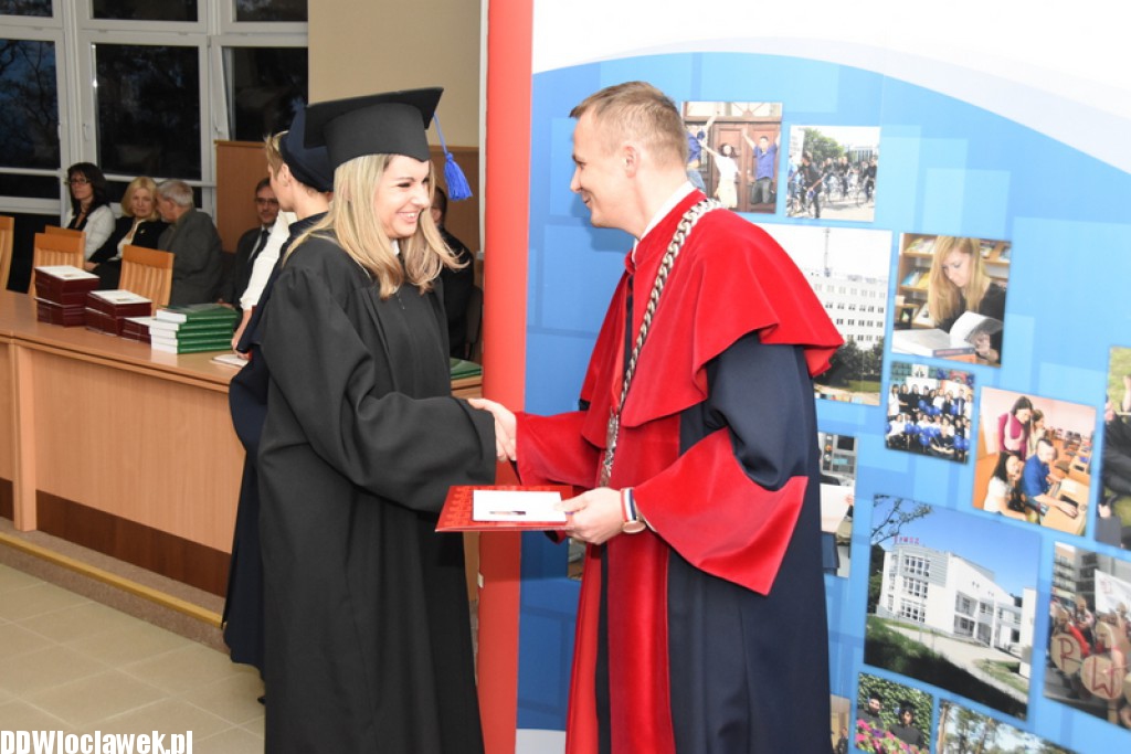 Wręczenie dyplomów studentom