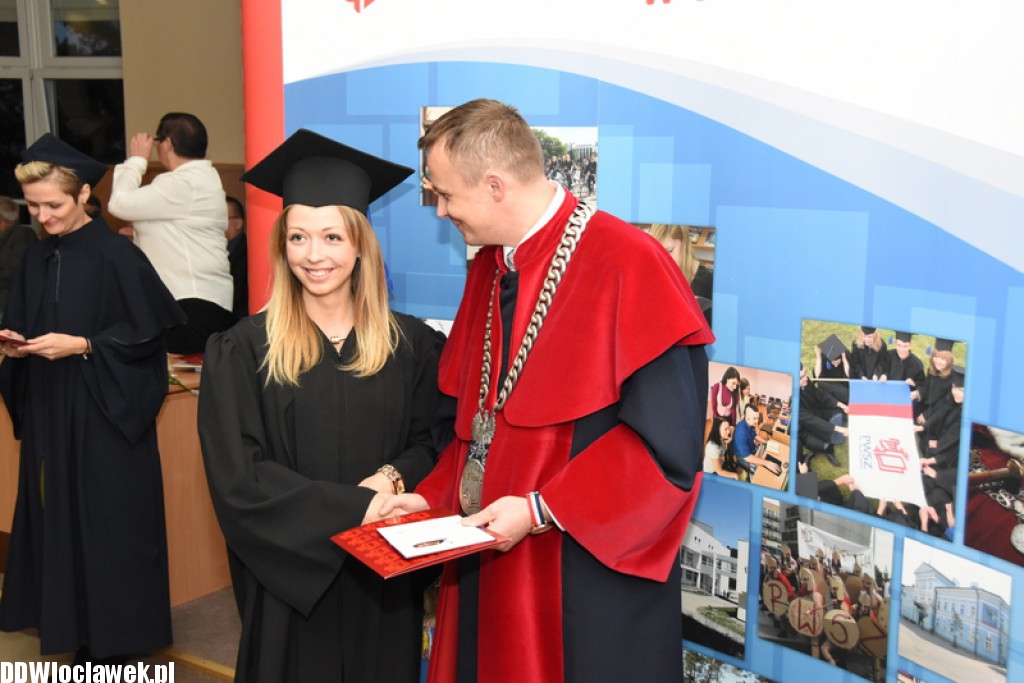 Wręczenie dyplomów studentom