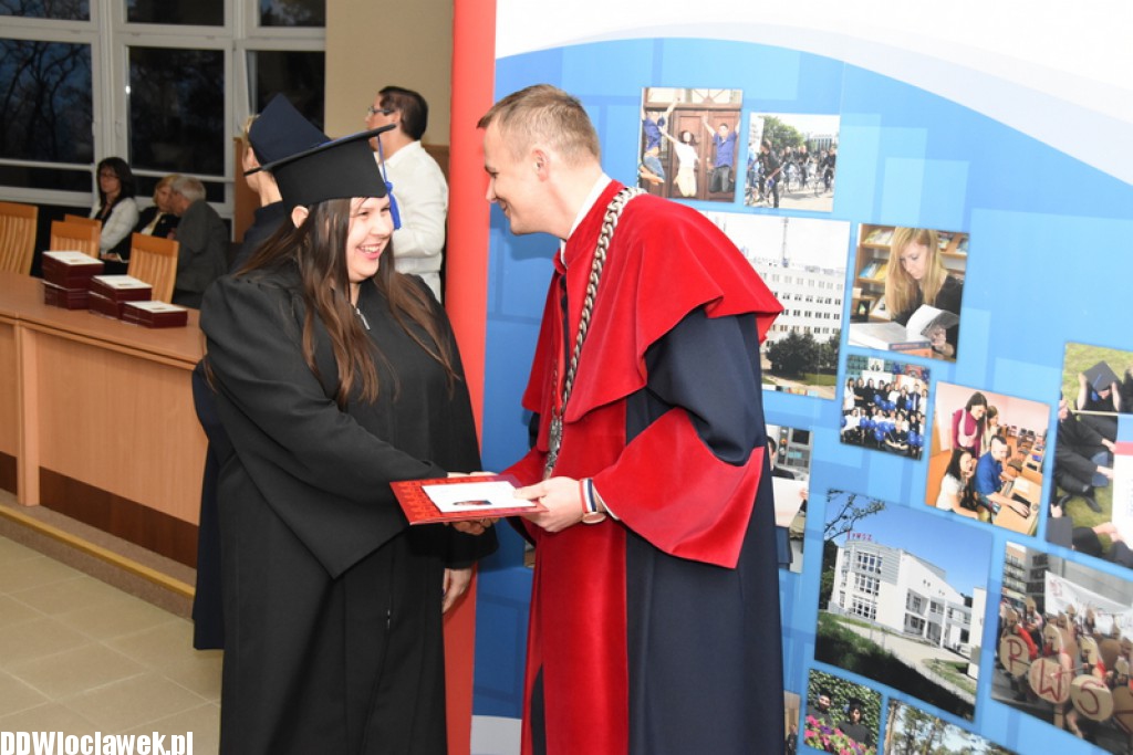 Wręczenie dyplomów studentom