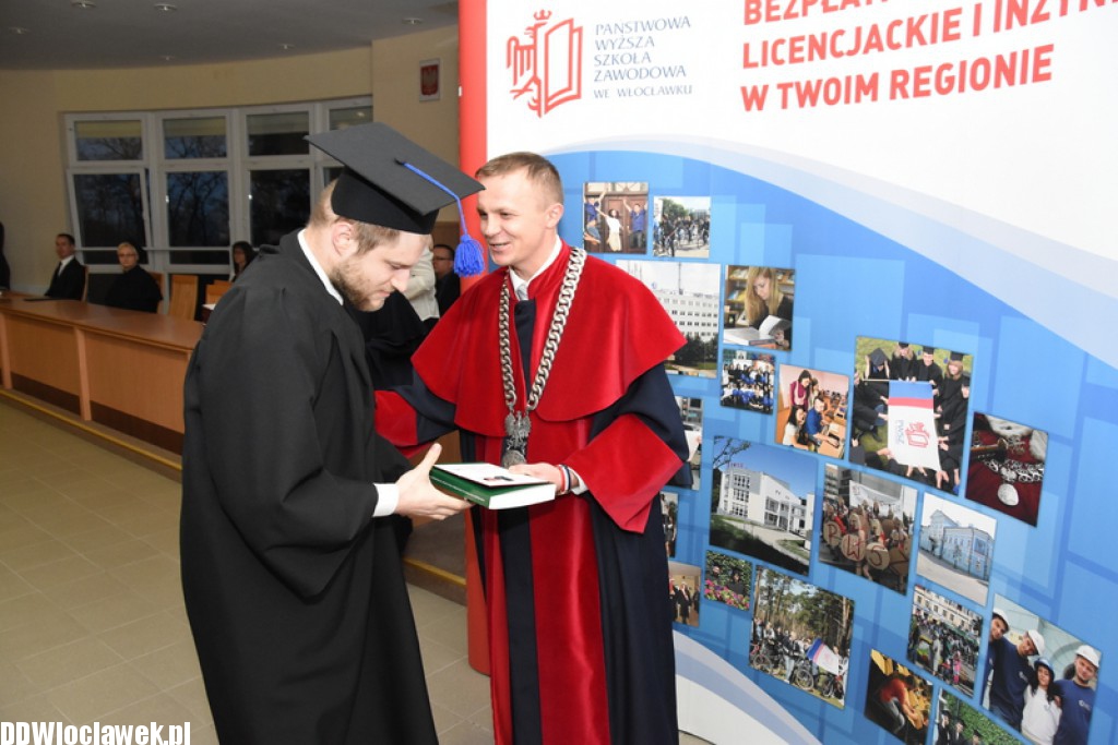 Wręczenie dyplomów studentom