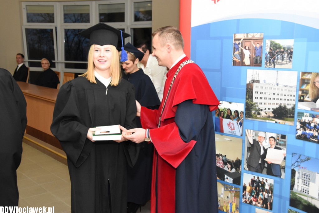 Wręczenie dyplomów studentom