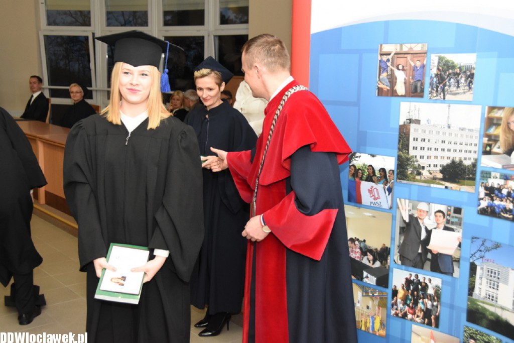 Wręczenie dyplomów studentom