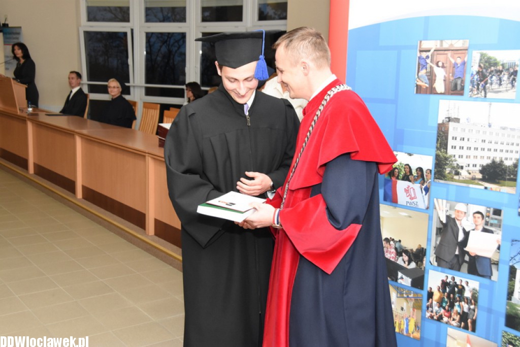 Wręczenie dyplomów studentom