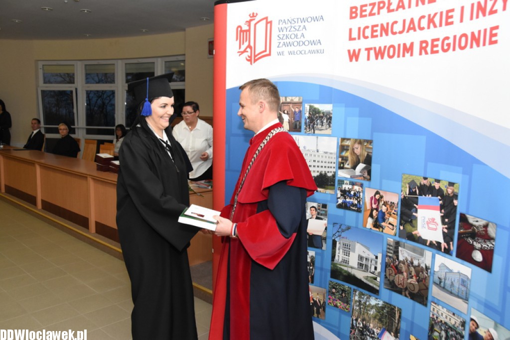 Wręczenie dyplomów studentom