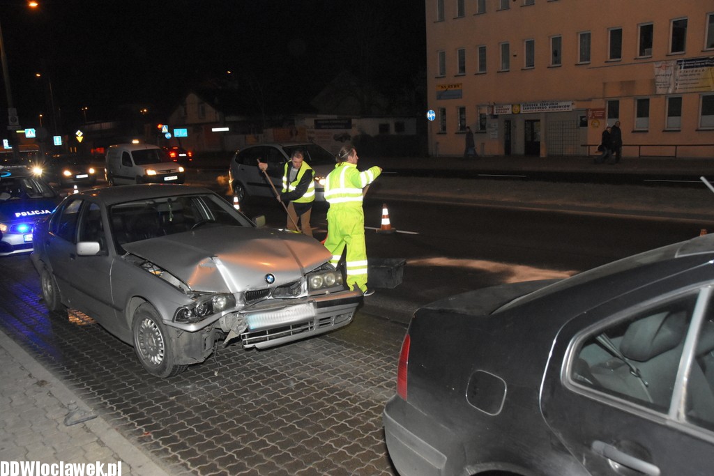 Kolizja przed wiaduktem na ulicy Wroniej