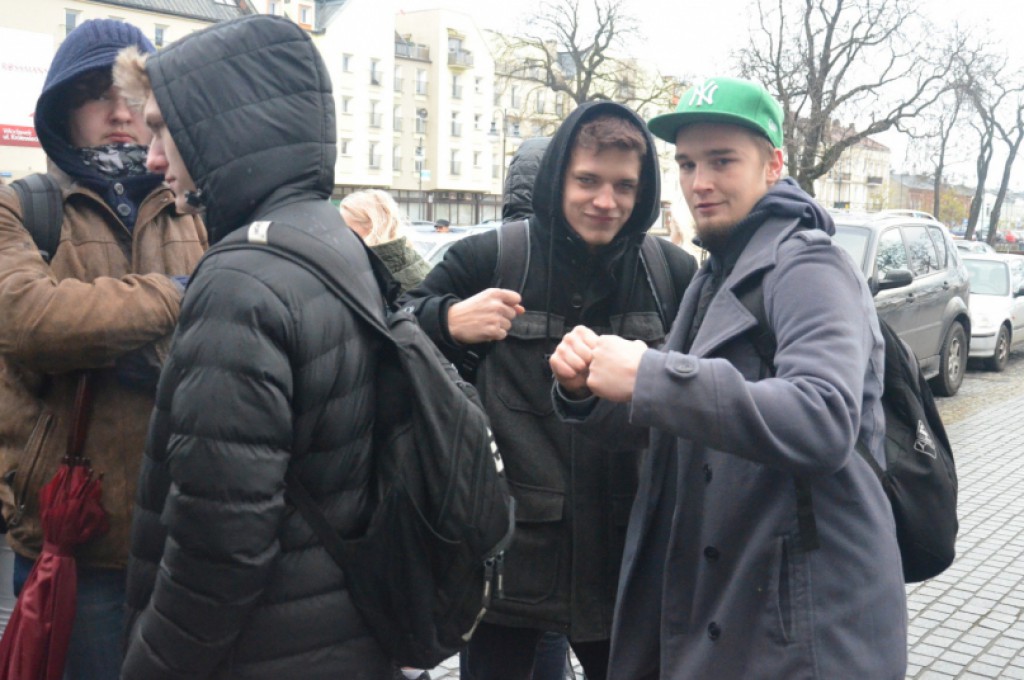 Protest uczniów IV LO przed ratuszem