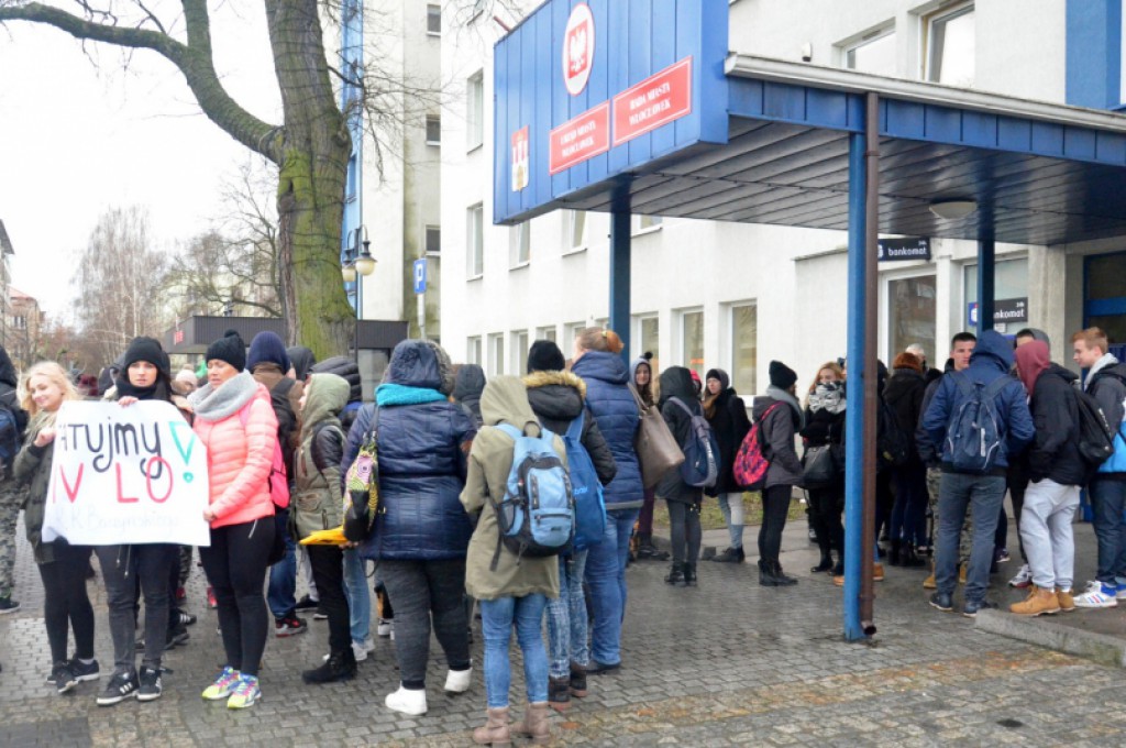 Protest uczniów IV LO przed ratuszem