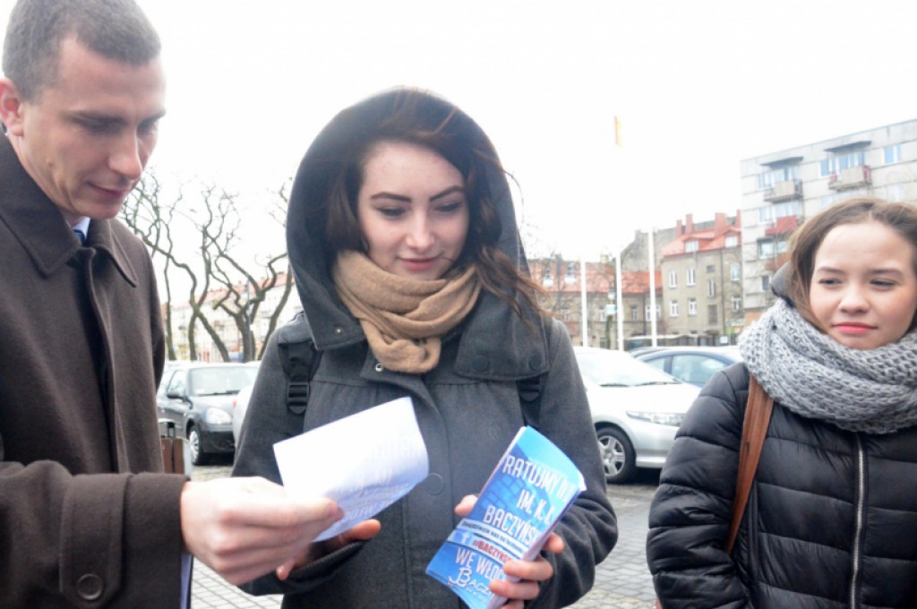 Protest uczniów IV LO przed ratuszem