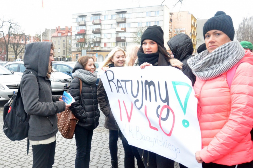 Protest uczniów IV LO przed ratuszem