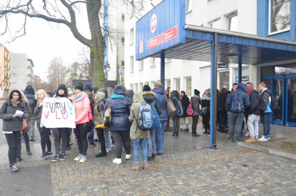 Protest uczniów IV LO przed ratuszem